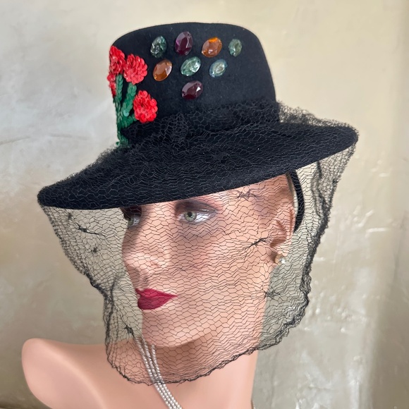MERRY 1940s' BLACK FELT TILT HAT WITH SEQUIN FLOWER APPLIQUE, JEWELS, FULL VEIL - Picture 5 of 12